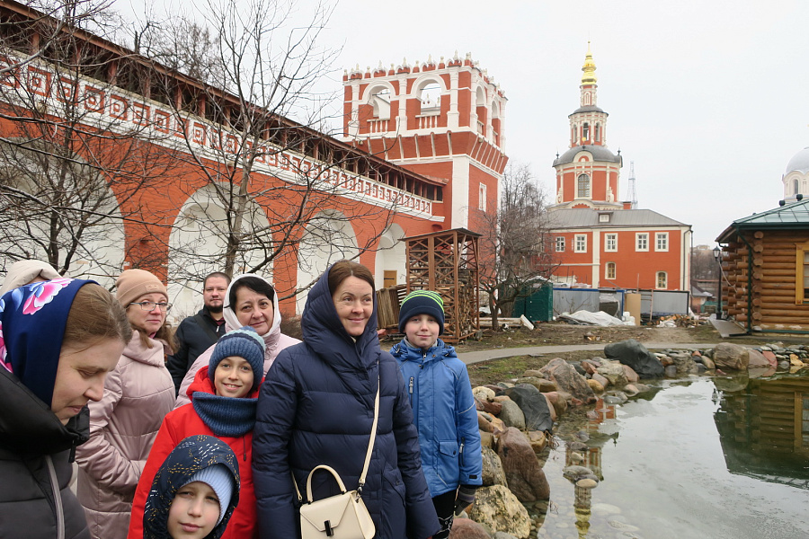 Паломники из Пирогово в Донском монастыре г. Москвы